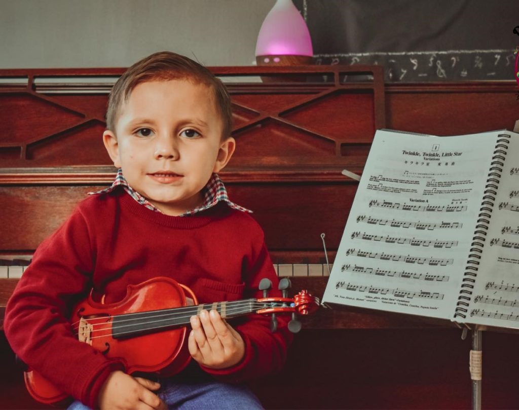 Realizar una intervención social de integración multidisciplinar con enfoque en niños y adolescentes con altas capacidades, en la ciudad de La Paz, Baja California Sur, a través de clases extracurriculares de música (piano, guitarra y violín), ciencia(astronomía) y tecnología(robótica).